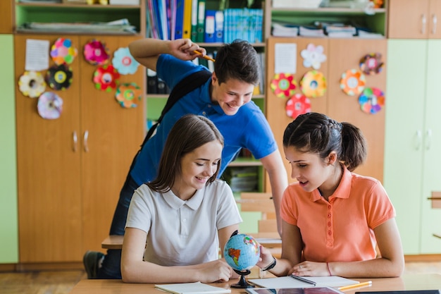 Glückliche Kinder in der Schule