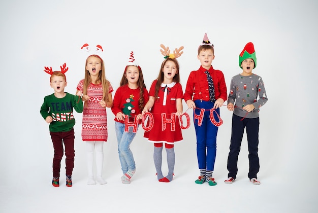 Glückliche Kinder singen weihnachtliche Weihnachtslieder