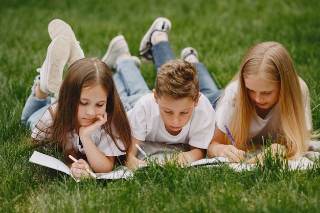 Glückliche Kinder sitzen zusammen und lächeln