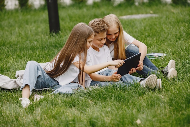 Glückliche Kinder sitzen zusammen und lächeln