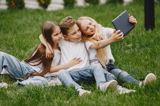 Glückliche Kinder sitzen zusammen und lächeln