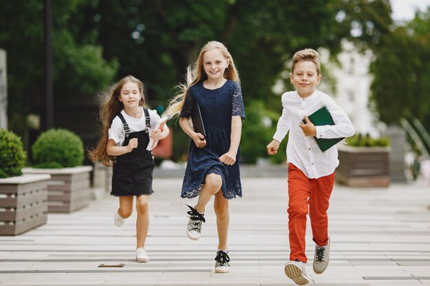 Glückliche Kinder verbringen Zeit miteinander in der Nähe und lächeln