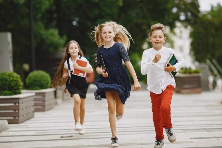 Kostenlose Foto glückliche kinder verbringen zeit miteinander in der nähe und lächeln