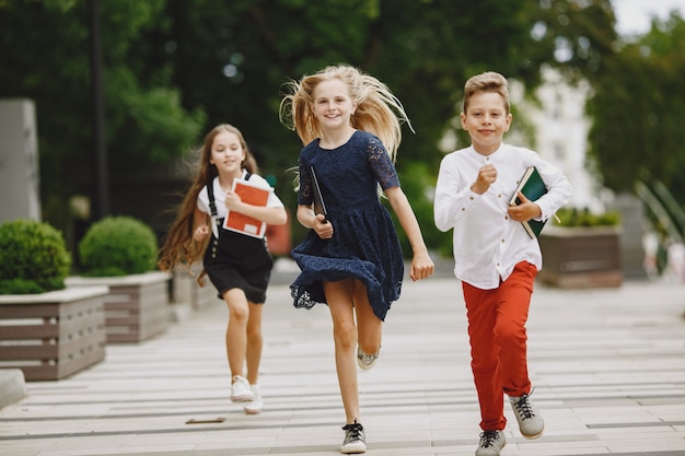 Glückliche Kinder verbringen Zeit miteinander in der Nähe und lächeln