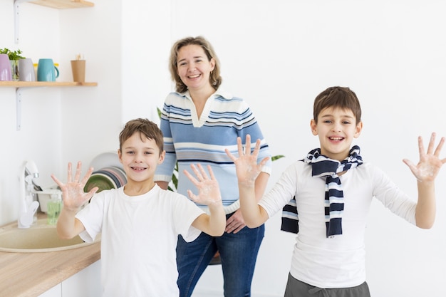 Glückliche kinder zeigen ihre sauberen hände