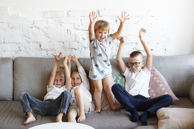 Glückliche kleine Kinder spielen im Wohnzimmer