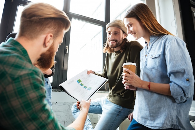 Glückliche Kollegen im Büro, die miteinander reden