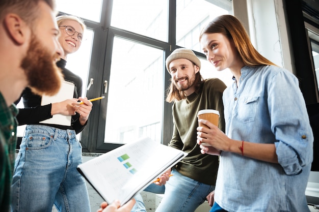 Glückliche Kollegen im Büro, die miteinander reden