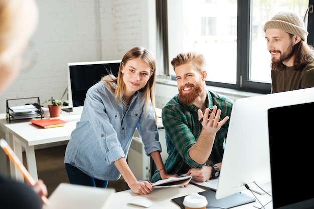 Glückliche Kollegen im Büro, die miteinander reden