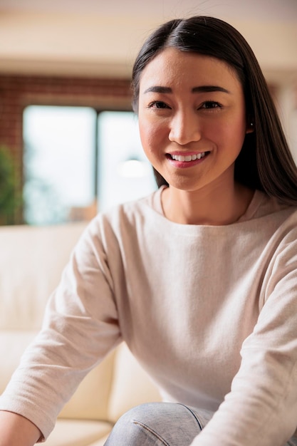 Glückliche lächelnde asiatische Frau, natürliches, authentisches, weiches Porträt einer schönen Frau.