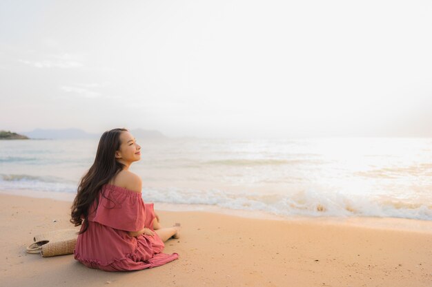 Glückliche Lächelnfreizeit der schönen jungen asiatischen Frau des Porträts auf dem Strandmeer und -ozean