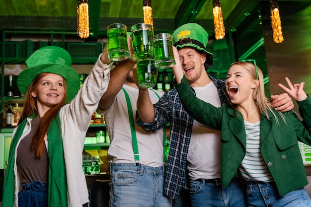 Glückliche Leute feiern st. Patricks Tag