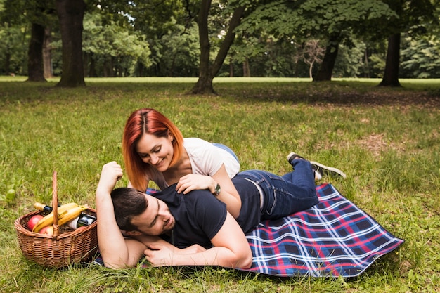 Glückliche liebevolle junge Paare, die im Park genießen