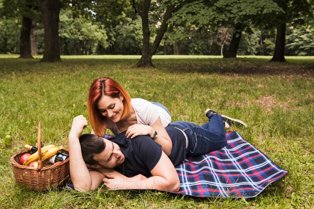 Glückliche liebevolle junge Paare, die im Park genießen