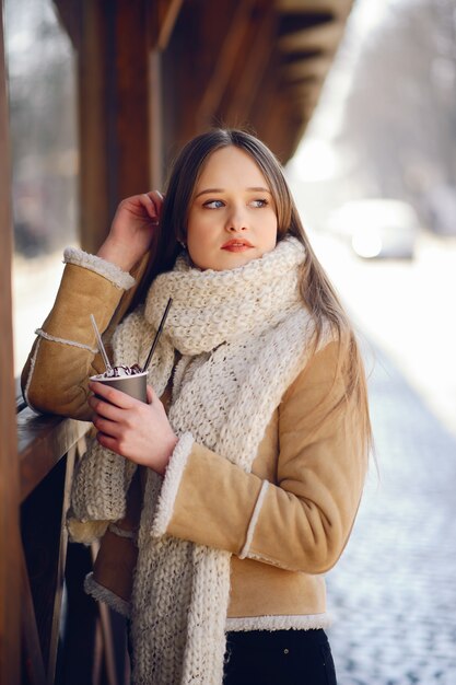 Glückliche Mädchen in einer Winterstadt