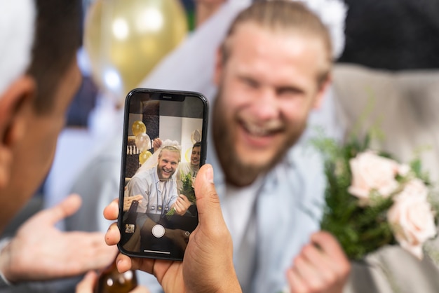 Glückliche Männer beim Junggesellenabschied