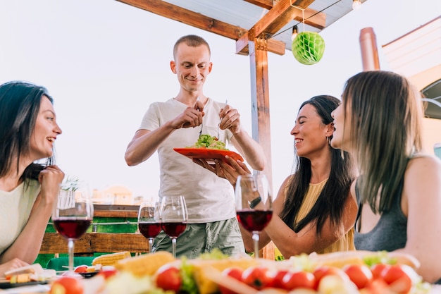 Glückliche Menschen auf der Party auf dem Dach