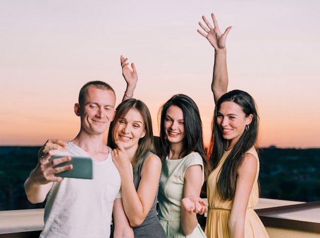 Glückliche Menschen, die selfie an der Dachspitzenparty nehmen