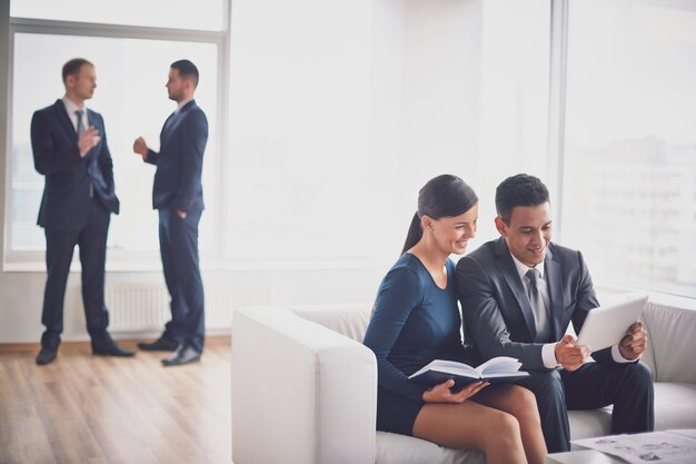 Glückliche Mitarbeiter sitzen auf der Couch