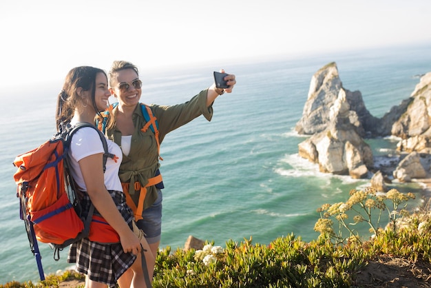 Glückliche mittlere erwachsene Frau, die Selfie mit Tochter macht