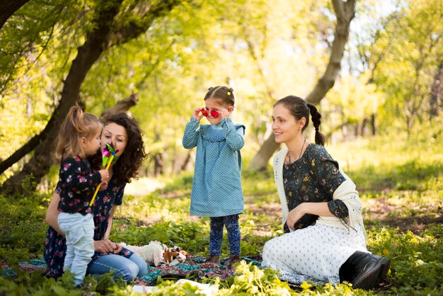 Glückliche Mütter mit Kindern in der Natur