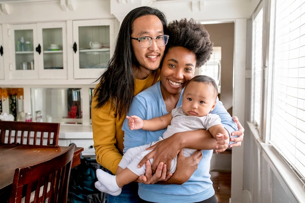 Glückliche multiethnische Familie, die Zeit zusammen in der neuen Normalität verbringt