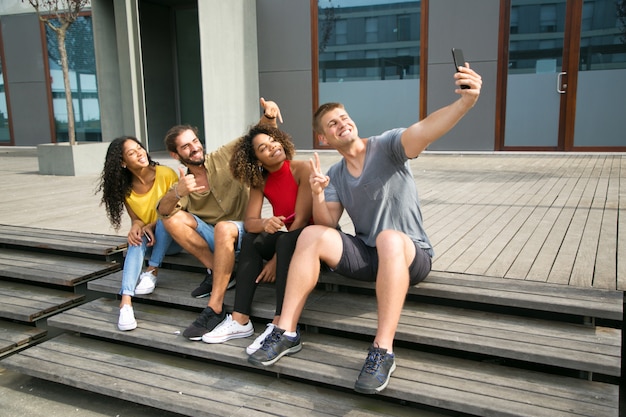 Glückliche multiethnische Studenten, die selfie nehmen