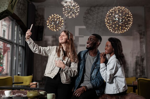 Glückliche multikulturelle Leute, die selfie nehmen