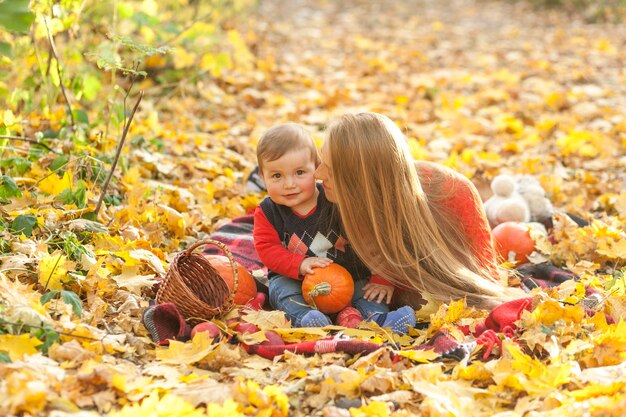 Glückliche Mutter, die ihren Babysohn küsst