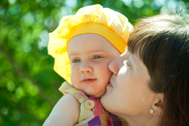 Glückliche Mutter küsst Baby