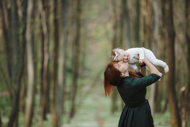 Kostenloses Foto glückliche mutter küsst ihr baby