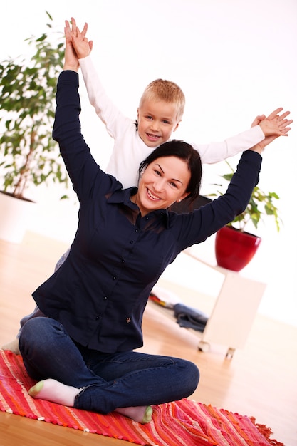 glückliche Mutter mit Sohn