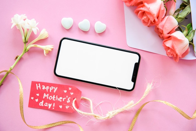 Glückliche Mutter-Tagesaufschrift mit Smartphone und Blumen
