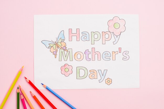 Glückliche Mutter-Tageszeichnung auf Papier mit Bleistiften