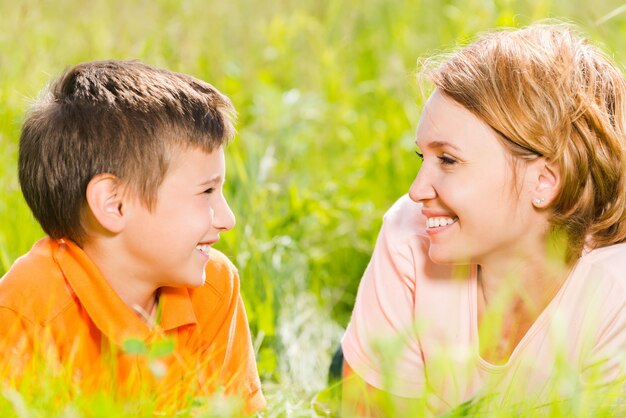 Glückliche Mutter und Sohn im Außenporträt des Parks