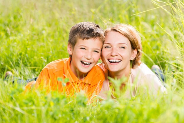 Glückliche Mutter und Sohn im Außenporträt des Parks