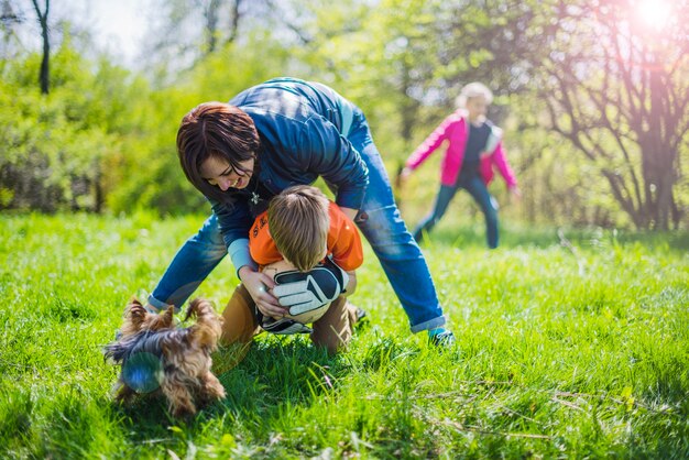 Glückliche Mutter und Sohn mit einem Ball