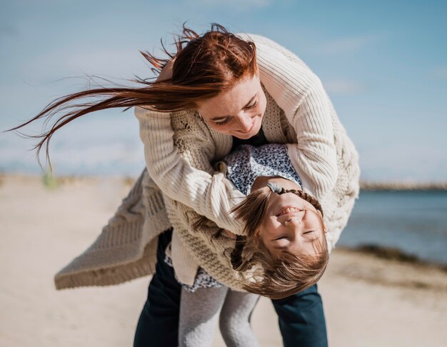 Glückliche Mutter und Tochter, die Spaß haben