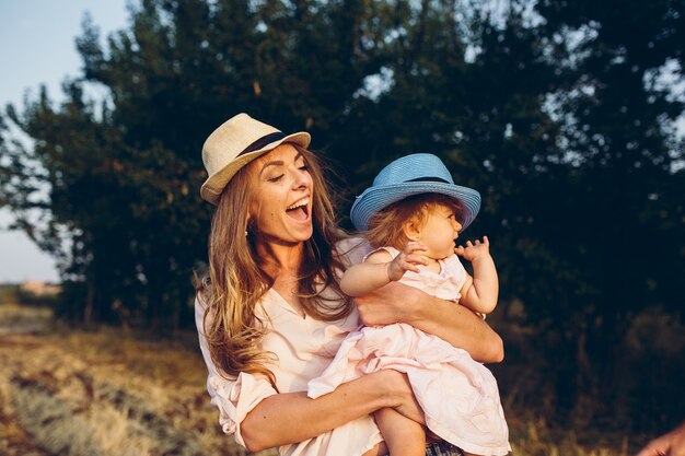 Glückliche Mutter und Tochter, die zusammen draußen lachen