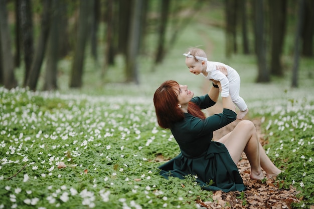 Glückliche Mutter und Tochter freuen sich