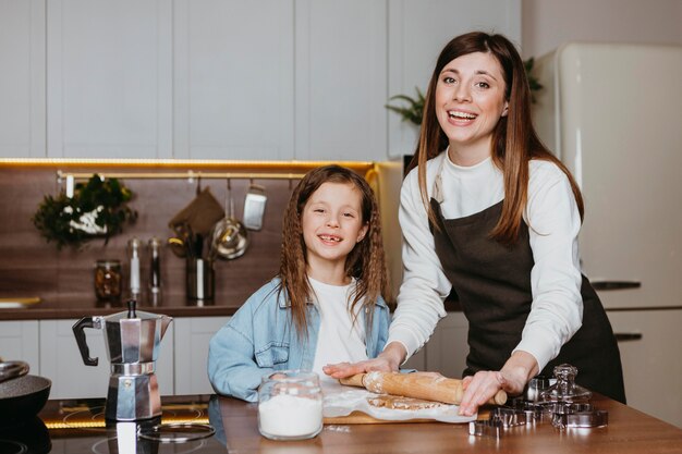 Glückliche Mutter und Tochter kochen in der Küche