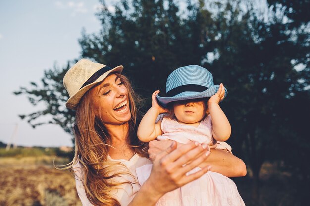 Glückliche Mutter und Tochter lachen zusammen im Freien