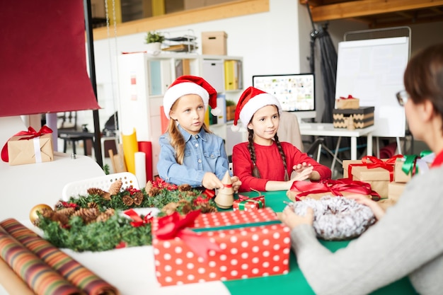 Glückliche Mutter und Töchter mit Weihnachtsgeschenken