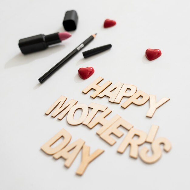 Glückliche Muttertagsschriftzug mit Lippenstift, Eyeliner und Herzen