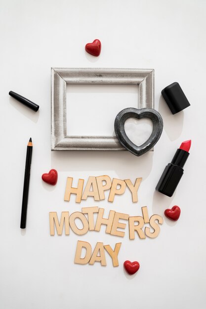Glückliche Muttertagsschriftzug mit Lippenstift und Eyeliner