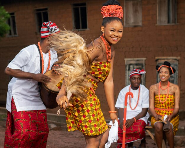 Glückliche nigerianische Frau, die mittleren Schuss tanzt