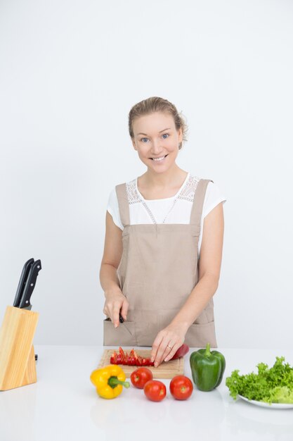 Glückliche perfekte Hausfrau kümmert sich um die Gesundheit