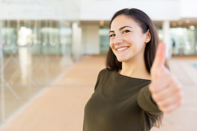 Glückliche positive schöne frau, die wie geste bildet