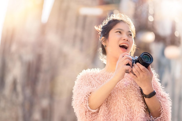 Glückliche reise nahaufnahme asiatische frau hand schießen kamera reisenden erfassen erinnerung mit hintergrund berühmter wahrzeichen architektur asiatische fotografen reisen mit kamera urlaubskonzept