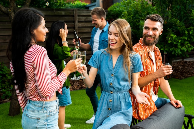 Glückliche röstende Freunde der Nahaufnahme zusammen